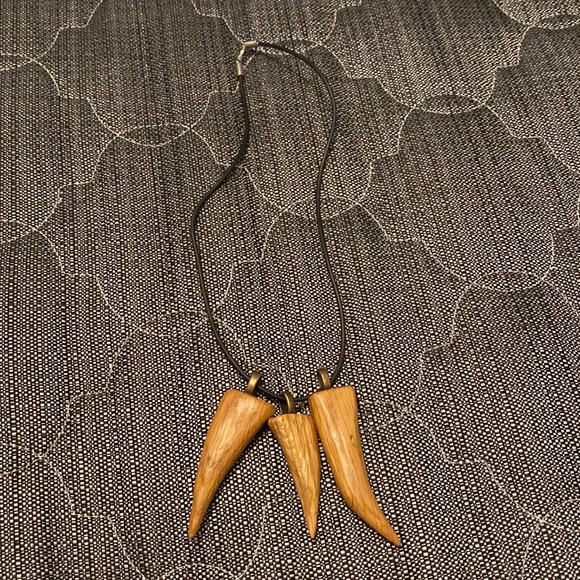 Shark tooth Necklace - Picture 1 of 3